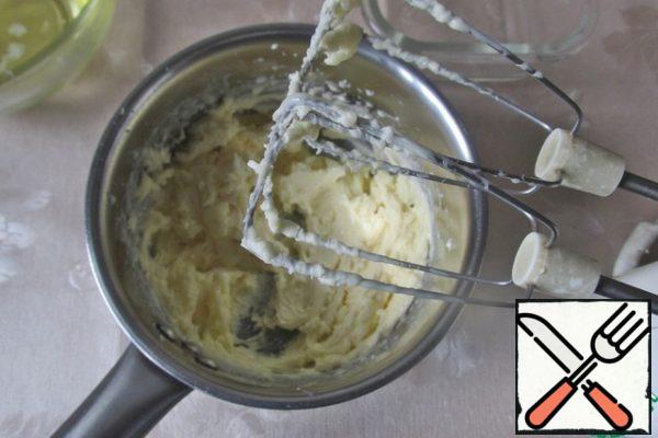 Soft butter is whipped with condensed milk into a fluffy cream.
Set aside for a while.