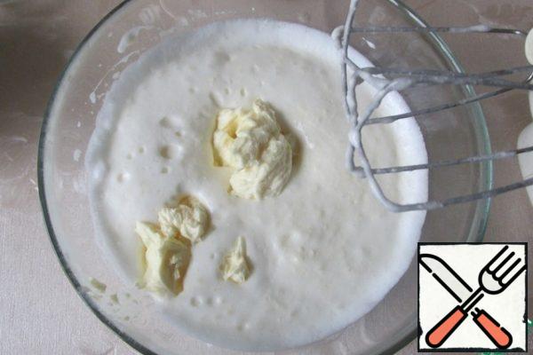 In a bowl with whites, add the cream 1 tablespoon at a time and mix it with a spoon, spatula or mixer at the lowest speed. It is better to mix with a spoon.