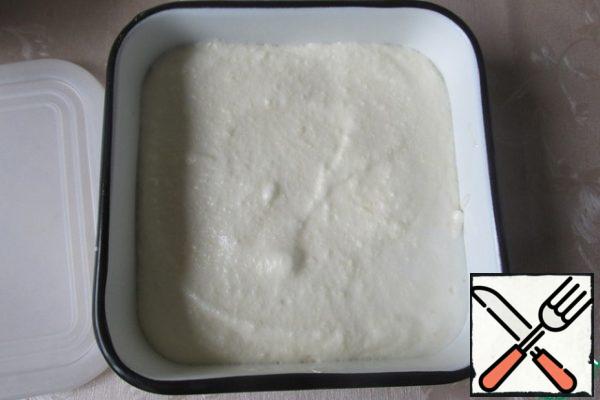 Spread the mixture in the form. The form can be covered with film. The thickness of the souffle is 3-4 cm.
Remove to the refrigerator for 2-3 hours.