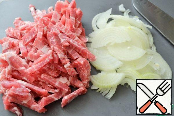 Prepare fried cabbage with meat.
Cut the pork into bars, and onion into thin half-rings.
Fry on 1 tbsp of vegetable oil, 5 minutes on medium heat.
