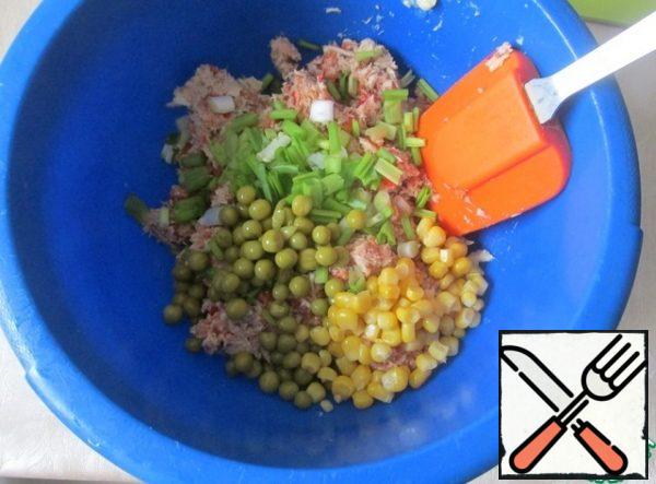 Transfer the minced meat to a bowl, add corn, peas and green onions
