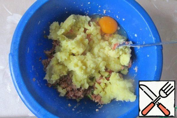 Add the mashed potatoes to the minced meat and beat in the egg.