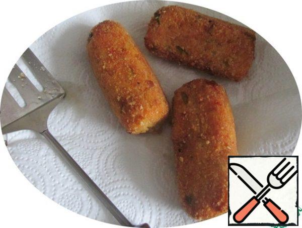 We spread the fried pies on paper towels to remove excess oil.