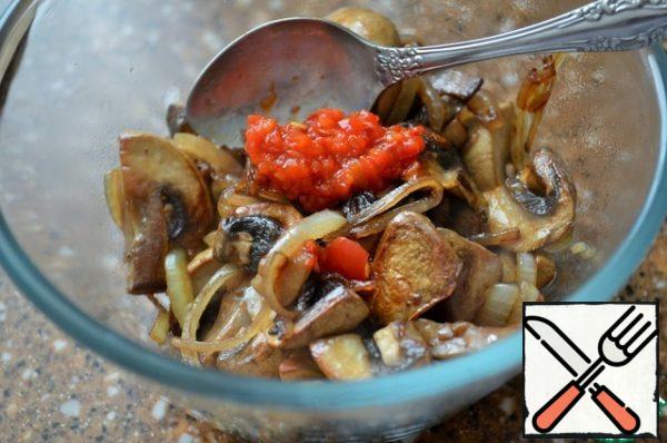 Fry in 1 tablespoon of vegetable oil together with the onion.
Add 1 tsp of garlic and pepper paste. Mix it.
Postpone.