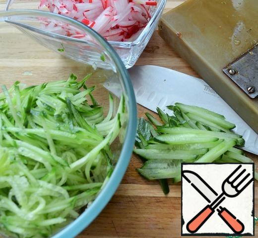 To make a tomato marinade.
Wash the cucumbers and radishes and cut them into thin strips.
You can do this on a grater for Korean carrots or with a knife.