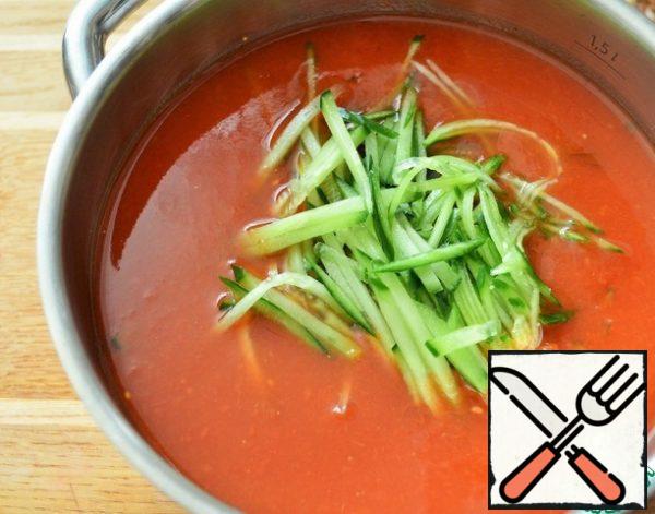 In the tomato juice, stir the cucumber straws, pour in the vinegar.
You can also make tomato sauce or tomato paste with boiled water.