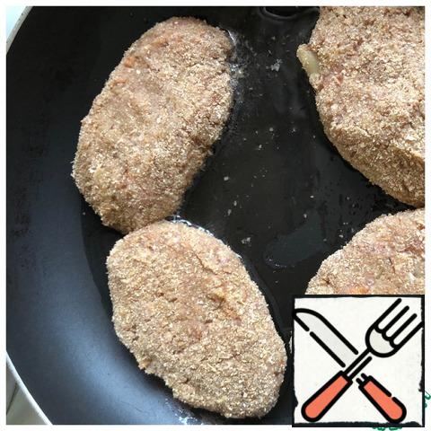 Form cutlets, roll in breadcrumbs and fry in a well-heated pan on both sides in vegetable oil.