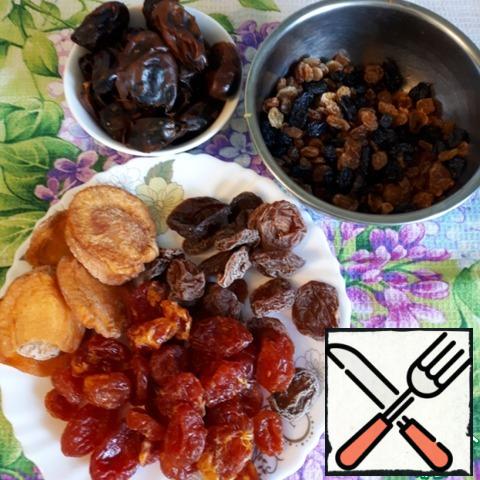 I used the following dried fruits:dates, raisins, dried apricots, peaches and candied tomatoes.