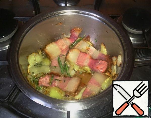 Add the brisket and chopped rosemary to the onion and garlic. Add rosemary to taste. Twigs, of course, come in different sizes. If you don't like rosemary, add parsley.
Mix everything and simmer for 5 minutes.
