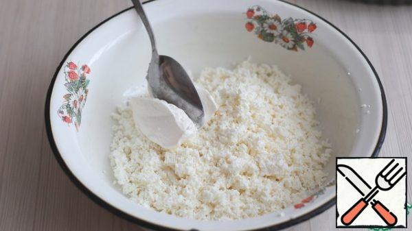 RUB the cottage cheese (250 gr.) through a metal sieve. This step should not be ignored. Cottage cheese should have a smooth, fine, uniform structure. Add sour cream to the curd (3 tablespoons).