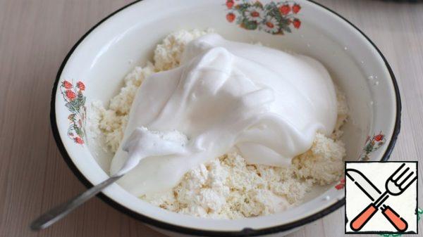 Beat the egg whites (3 PCs.) together with the sugar (3 tablespoons without a slide) until stable peaks. Add to the curd-sour cream mass whipped with sugar proteins, add 3 tablespoons of starch. Mix well.