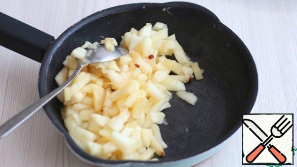 Peel the apples (4 PCs.), remove the core, and cut into cubes. Put the Apple cubes in a dry pan and add 1 tablespoon of sugar. Dim the apples until excess moisture and light softness evaporate. The photo shows that there is no moisture on the bottom.
