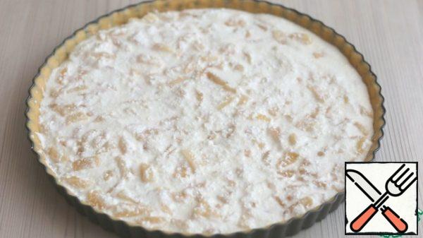Put the cheese and Apple mixture on a shortbread crust. Send the form to the oven preheated to t180-190*C for baking. Bake until lightly browned on the surface of the curd mass.