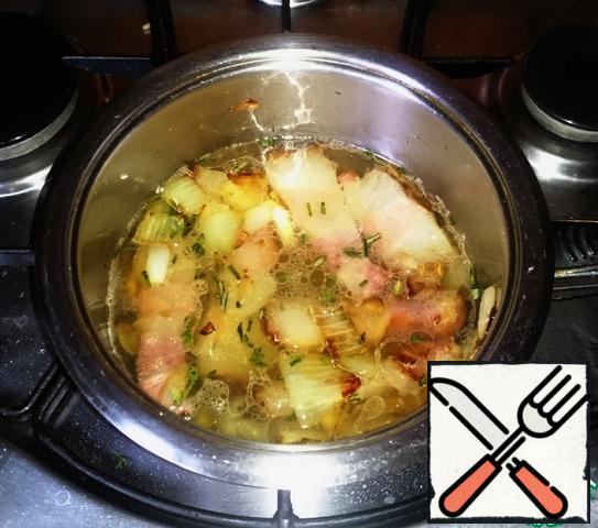 Add 200 milliliters of water to the pan where the onion, garlic and brisket "suffer", let it boil and simmer for 10-15 minutes.