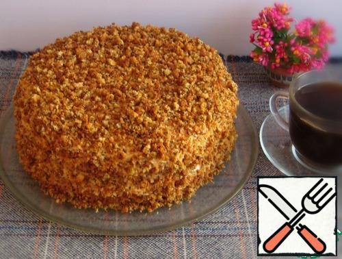 We collect the cake, alternating poppy seed cakes and cakes with raisins, smearing them with cream (about 2.5-3 tbsp. l. cream for 1 cake).Generously cover the top and sides of the cake with cream.