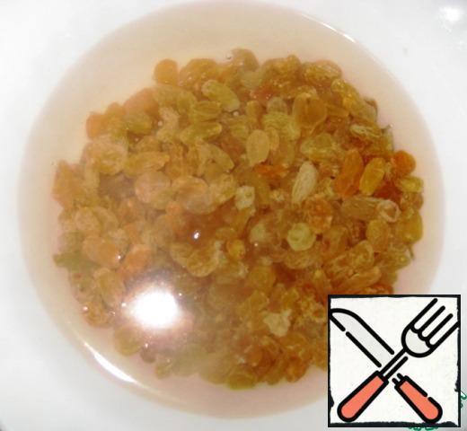 For cakes with raisins:
pre-fill the raisins with hot water, let them stand for 10 minutes, then drain the water, dry the raisins with a napkin.
