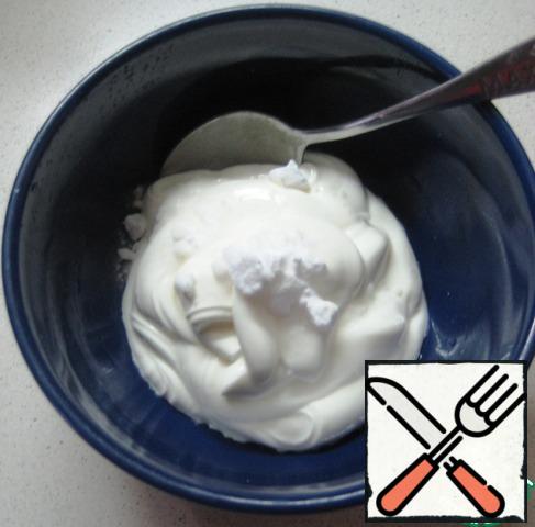 We cook on the principle of poppy cakes.
Add soda to the sour cream. Mix thoroughly for 2-3 minutes.