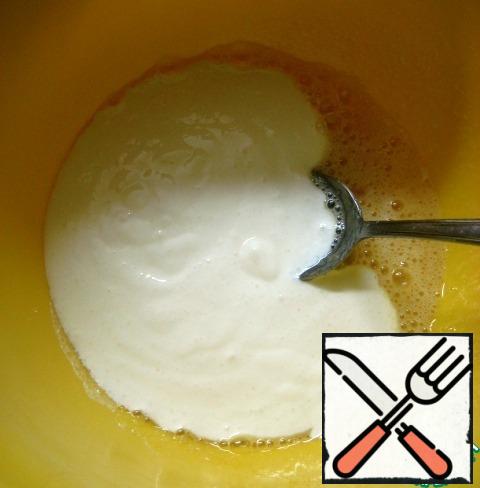Combine the egg and sour cream mixture, mix thoroughly.