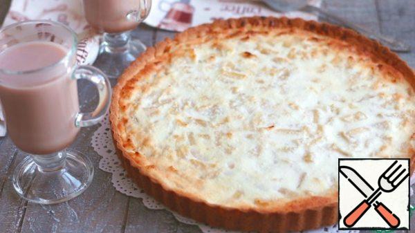 Remove the finished cake from the mold.
