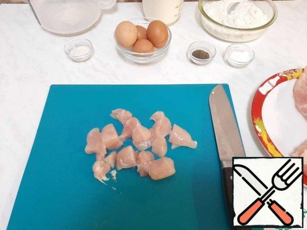 Cut the chicken fillet into small pieces.