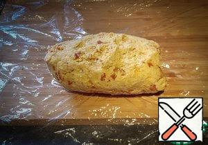 On the table, spread out the food wrap or foil, transfer the lump of dough to the film and form a sausage with a diameter of 5-6 cm.
Or divide the dough into two parts and make two sausages.