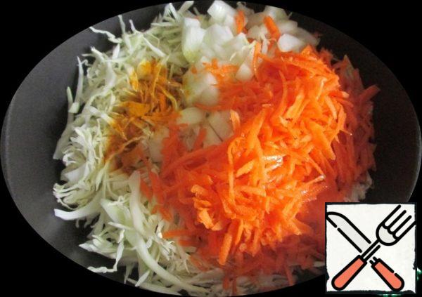 Chop the cabbage into thin strips, cut the onion into half-rings, grate the carrots. Everything is sent to a saucepan with vegetable oil, add spices, I have turmeric, cumin and black pepper, salt, add water, put on fire, cover with a lid and simmer for 15-20 minutes. Add tomato paste to taste. I like both with and without tomato, but my husband liked cabbage with tomato more. Use spices to your liking.