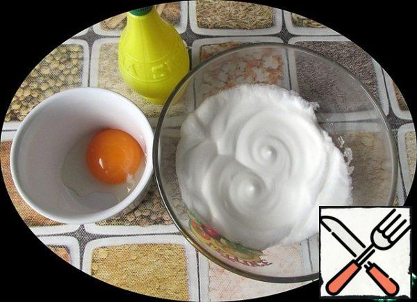 Divide the egg into yolks and whites. Whisk the protein with lemon juice.