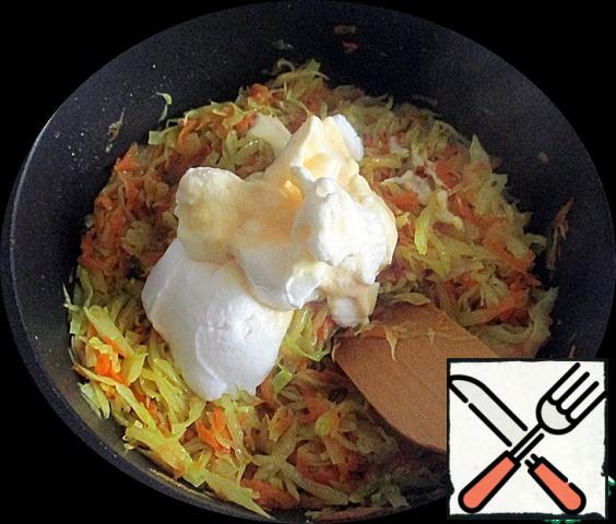 Add the beaten egg to the cabbage.