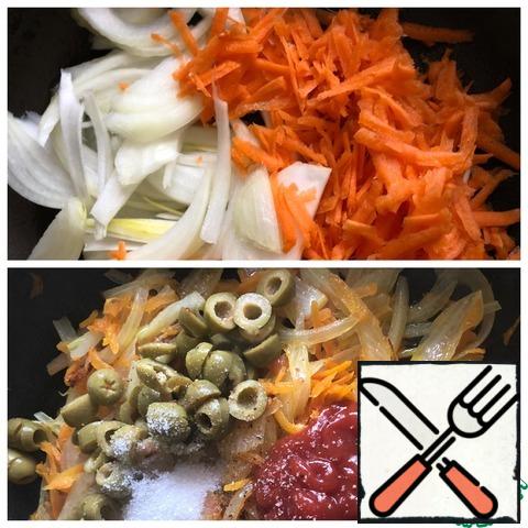 Onion cut into half rings, carrots grate on a large grater. Fry the vegetables in vegetable oil until al dente. Add spices, sugar, vinegar and ketchup. Cut the olives into slices and add them to the vegetables. Pour in a glass of boiled water, mix everything and reduce the heat to medium-low.