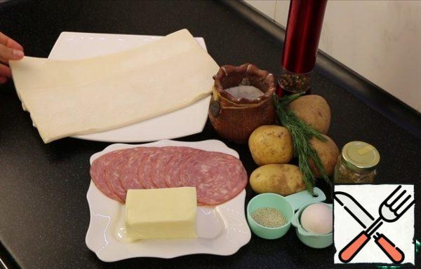 Everything is very simple and fast.
Puff pastry purchased yeast.
Medium-sized raw potatoes.
Cheese and ham that you like.
Dill, sesame seeds, oregano optional.