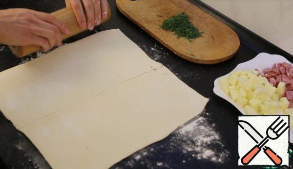 Roll out the thawed dough slightly. I put it in a mold and prick it with a fork.