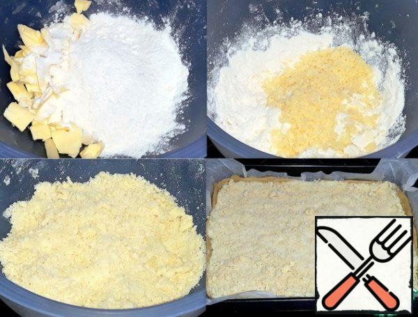 For sprinkling in a bowl put pieces of butter,
sifted flour, added crushed cheese
and hand finely crumbled. Poured out the dusting
on the cake and smoothed the top.