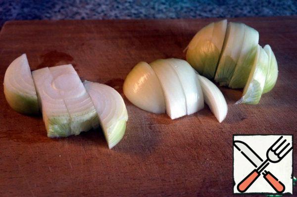Peel the onion and cut it into large chunks.