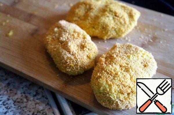 With your hands dipped in cold water, shape the cutlets, roll them in breadcrumbs, put them on a Board or baking sheet.