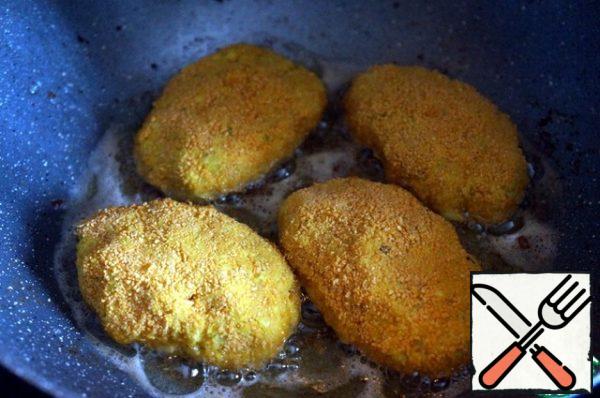 In a deep frying pan or wok, heat all the vegetable oil at once.
Fry the cutlets first on high, then on medium heat on both sides until golden brown.