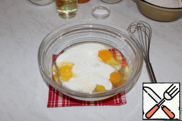 Break the eggs into a bowl and add the kefir.