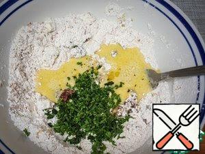 Add the egg and milk, parsley, cheese, tomatoes to the flour and mix gently.
Do not mix and knead too much! If the dough is very dry, the flour does not connect with the dough, add more milk 1-2 tbsp.