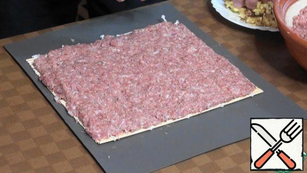 Put a layer of minced meat on the sushi Mat.