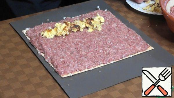 Put the omelet on top of the minced meat.