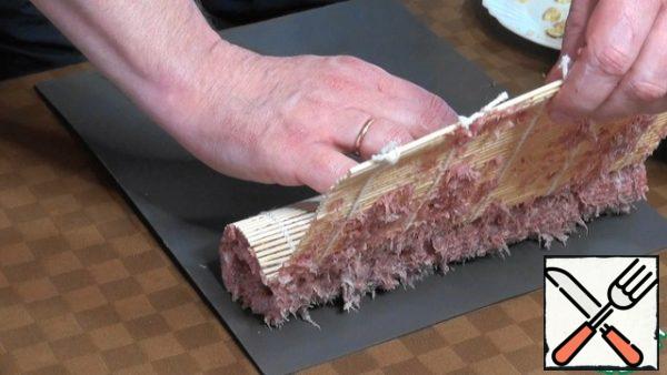 Roll the minced meat into a roll using a Mat.
