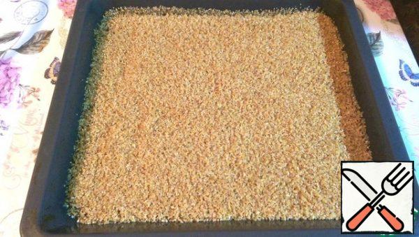 Bulgur (I didn't wash it) is fried in a frying pan to change the color a little. This is done so that it is crumbly. Transfer to a baking sheet and add salt.