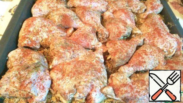 Now it's your turn to spread the chicken. Sprinkle the pieces with paprika to give a beautiful color. And ground nutmeg. Pour the bulgur marinade. There is no need for goodness to disappear))
Cover with foil and place in the oven at 200 degrees for 40 minutes. It is necessary to take into account the features of your oven!!!