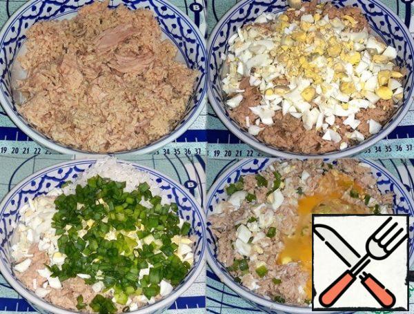 I put the tuna and cooked fish in a bowl until the rice is half cooked. Crumbled eggs, sprinkled with dill, chopped green onions, broke the egg and mixed the filling.