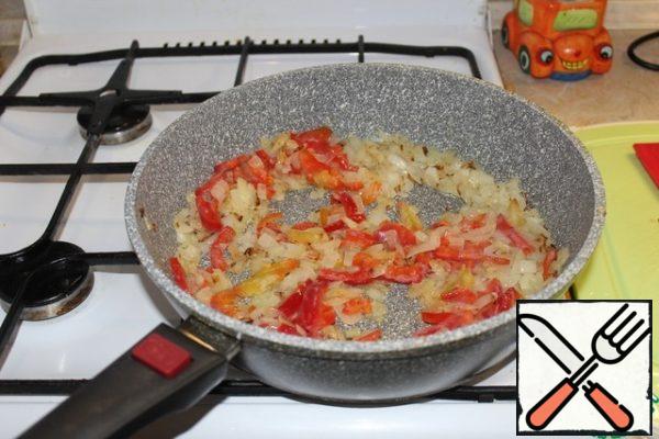Add the bell pepper and fry for 3 minutes.