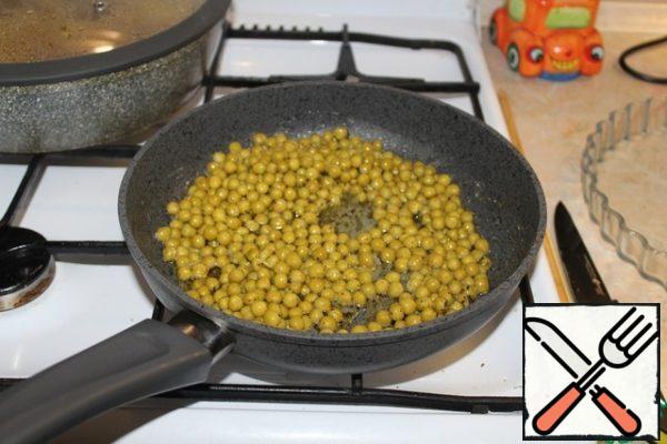 Add the green peas and warm for 5-7 minutes on a low heat.
