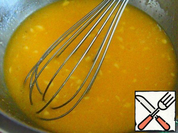 Whisk the softened butter with sugar and salt. Add the eggs, vanilla essence and sour cream one at a time.
