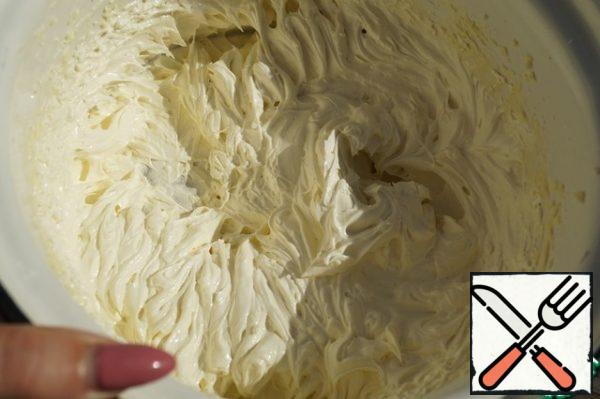 Cream butter at room temperature with powdered sugar until fluffy, then add salt, vanilla, vegetable oil and beat again until fluffy.