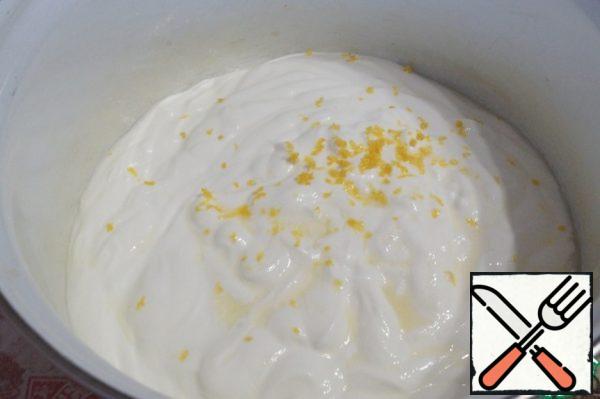 Sour cream should be at room temperature. Add 50g of sugar, zest and lemon juice to the sour cream and mix well until the sugar dissolves.