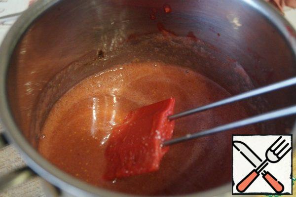 Put the strawberry puree in a saucepan, add the remaining sugar and heat over the fire until the sugar dissolves, but do not boil. Remove from the heat, put the puree swollen gelatin (10g) and stir until the gelatin dissolves. Cool to room temperature.