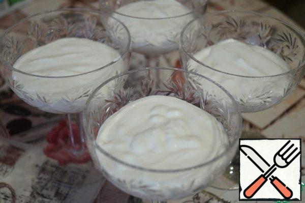 The second part of the gelatin is sent to the microwave for a few seconds. as soon as the gelatin is dispersed, enter it into the sour cream, stirring intensively. Immediately pour into glasses for dessert and put in the cold for 20 minutes.